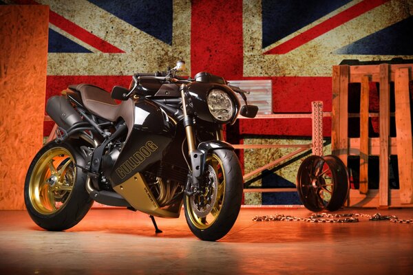 Nero TRIUMPH MOTO speed triple sullo sfondo della bandiera del Regno Unito