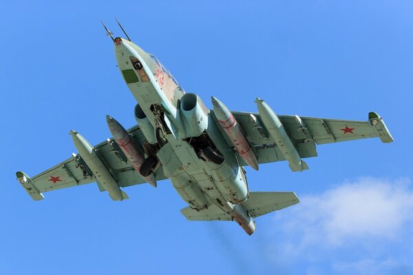 Le chasseur d assaut su-25ub vole dans les airs