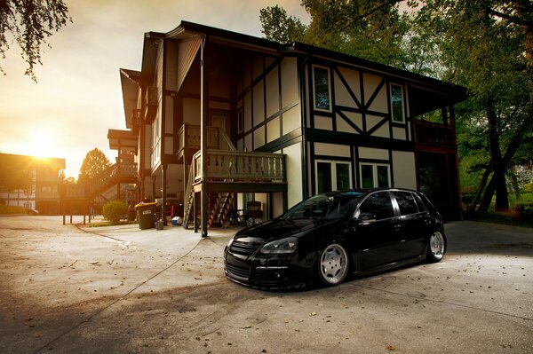 Volkswagen negro en el fondo de la casa de sus sueños