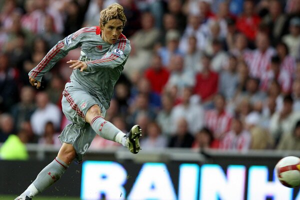 Golpe de balón con el pie de Fernando torres