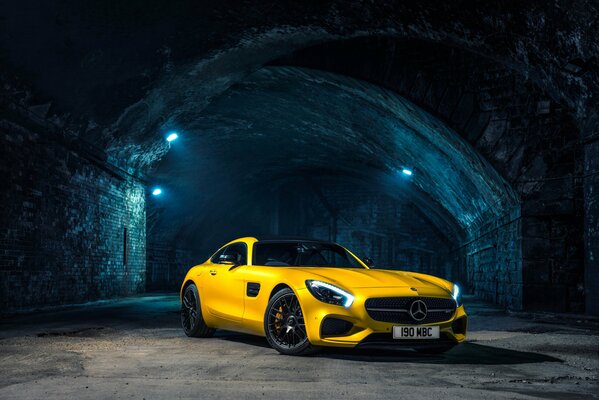 Jaune mercedes dans le tunnel avec des lumières allumées