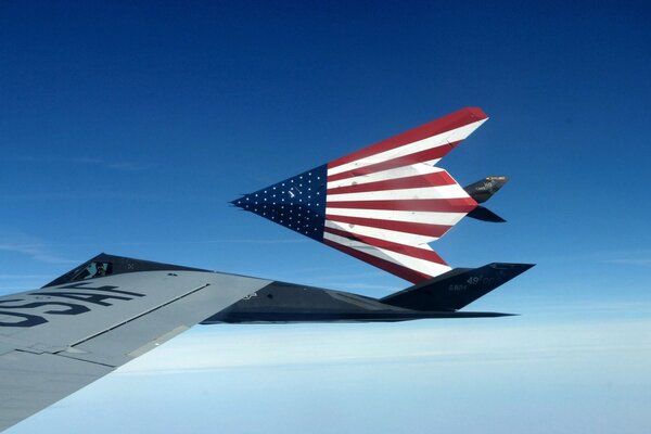 Chasseur furtif nighthawk USA dans le ciel