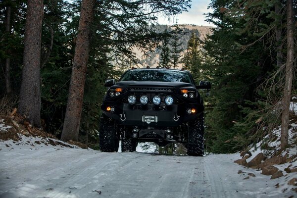 Toyota Devolro Offroad-Auto fährt in der Tundra