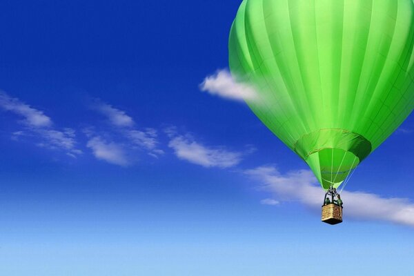 El globo vuela en las nubes