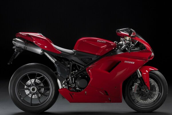 Мотоцикл известной марки ducati 1198