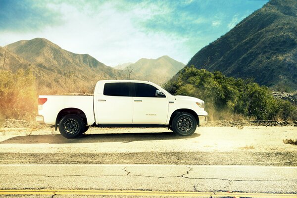 Weißer Toyota Tundra auf dem Hintergrund der Berge