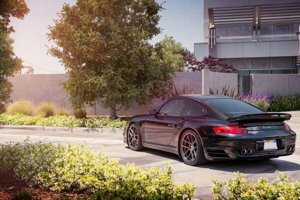 Voiture de luxe noire avec spoiler