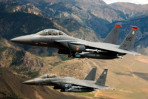 Dos aviones de Combate vuelan sobre una cordillera