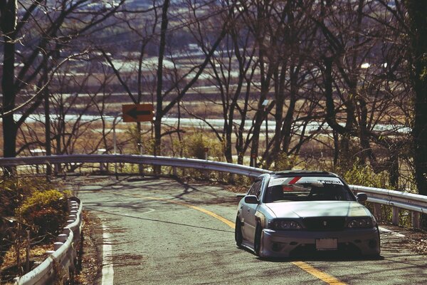 Photo Toyota cresta on the road landscape