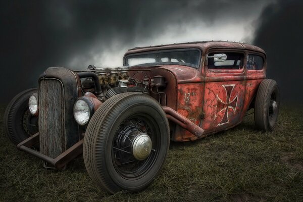 Voiture d antan dans le brouillard nocturne