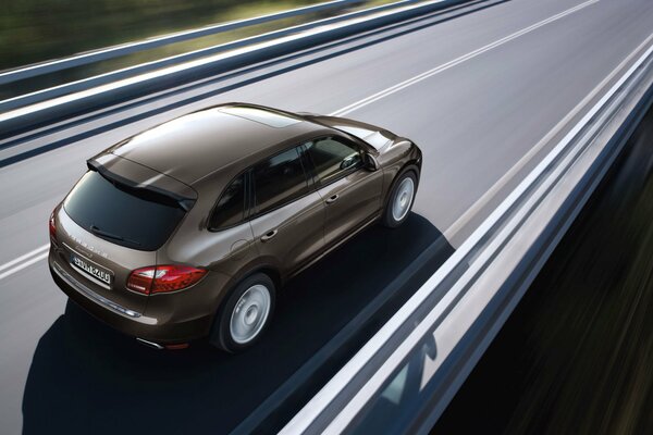 Porsche Cayenne marron sur la route