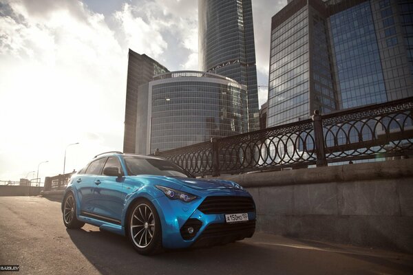 Voiture bleue infiniti fx50. Photographe Alex Bazylev