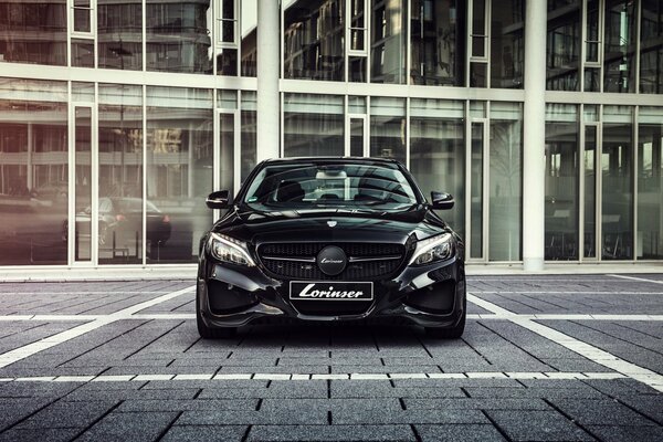 Mercedes-benz couleur noire. Vue de face