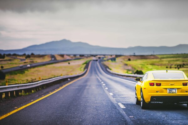 Le voyage sur les routes de montagne est plus intéressant sur une camaro jaune