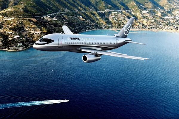 SuperJet 100 en el cielo vuela sobre la hermosa bahía