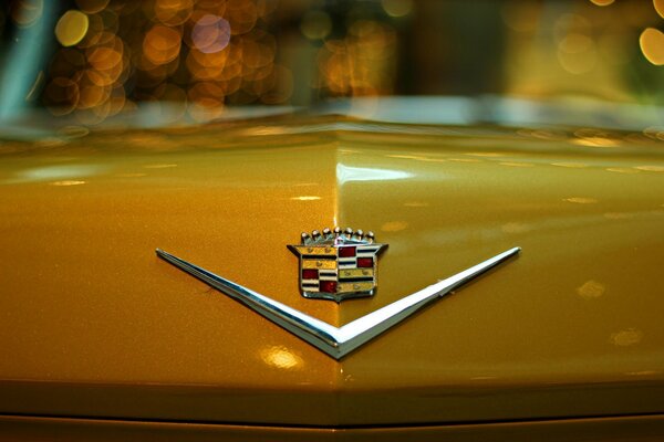 Cadillac-Emblem auf einem gelben Auto