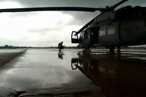 Серый вертолет hh- 60 перед дождем