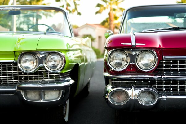 Dos autos de color rojo y verde están uno al lado del otro