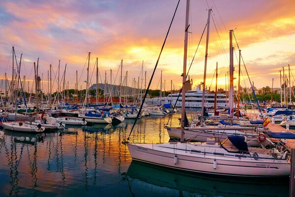 Amanecer en el muelle, en medio de los yates