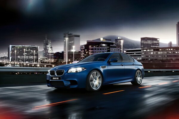 BMW bleu dans les lumières de la ville de nuit