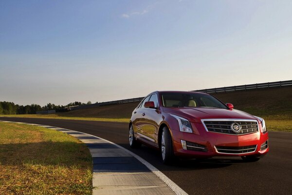 La berlina Cadillac PBX rossa non rimarrà impercettibile sulla strada