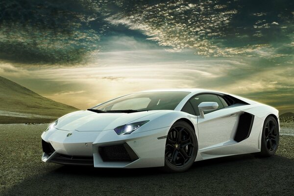 Lamborghini bianca sullo sfondo di un bellissimo paesaggio Celeste