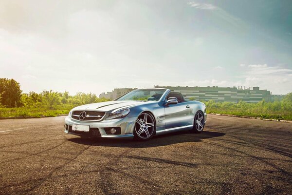 Mercedes-benz de plata bajo el cielo soleado