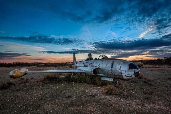 Avion perdu sur un champ rocheux