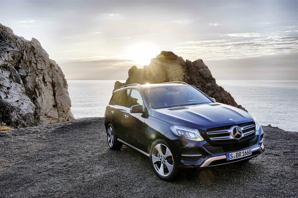 Mercedes en el fondo del mar. Rocas y puesta de sol