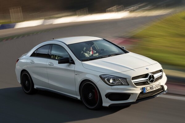 Coche para todos los tiempos - mercedes-benz blanco