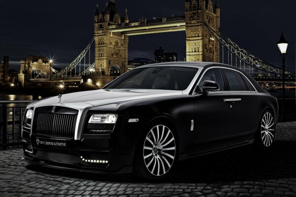 Rolls royce noir dans le centre de Londres