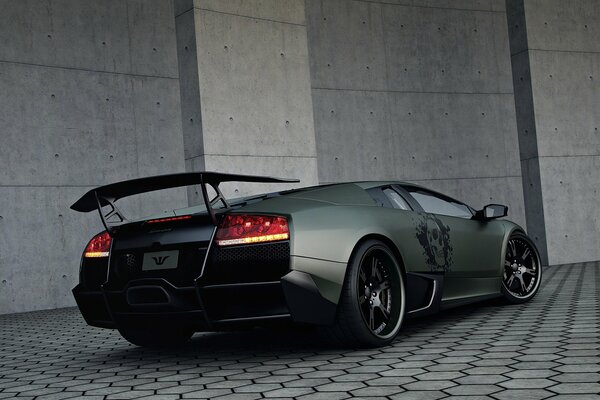 Gris, elegante Lamborghini, con un buen ajuste 