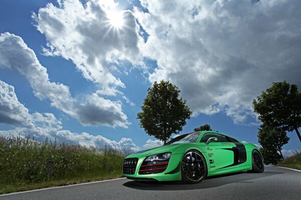 Auto Verde Audi sullo sfondo del cielo