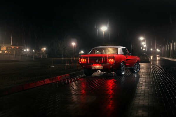 Ford Mustang rojo en el paseo del río