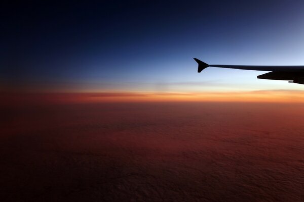 Bajo el ala de un avión nubes infinitas