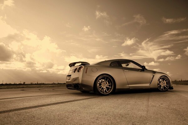 Nissan gris contra un cielo claro