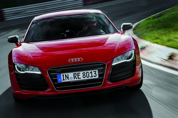 Vue de face de l Audi rouge en mouvement à la vitesse