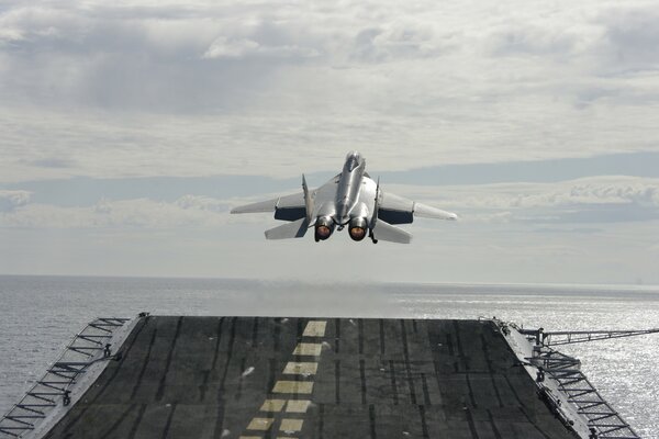 El caza MIG-29 KUB despega de un portaaviones