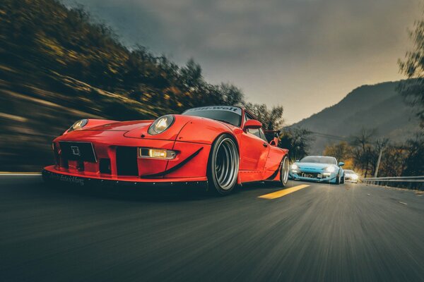 Belle voiture Porsche se précipite à la vitesse