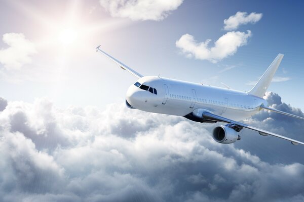 Gros plan d un avion de passagers sur les nuages