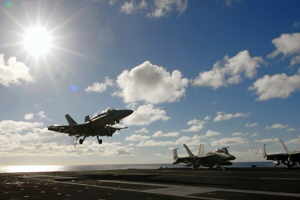 Avispón militar fa-18C antes de aterrizar