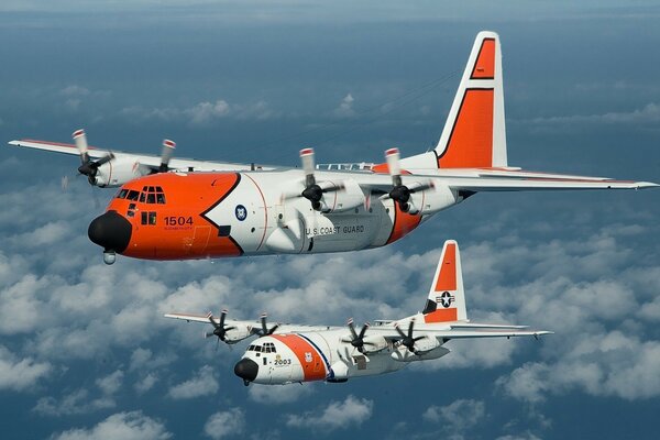 Aviones volando sobre las nubes