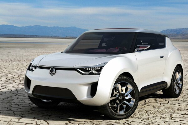 Crossover blanco concept car sang Yong contra el cielo