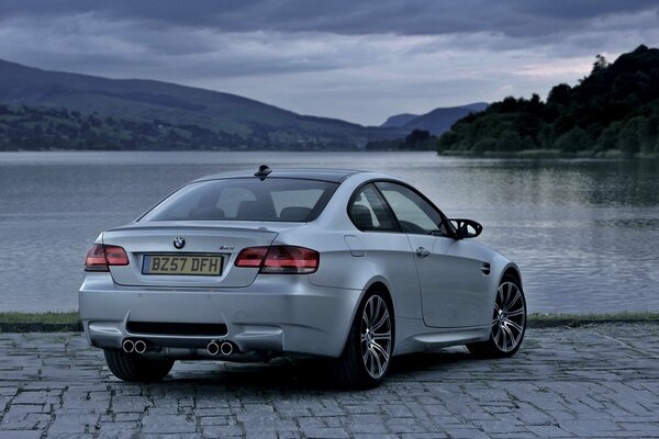 Bmw auto grigia in riva al lago