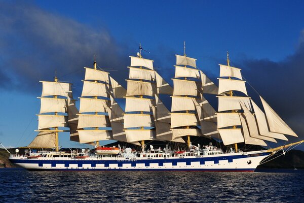 Barca a vela del clipper reale sul flne della riva e del cielo