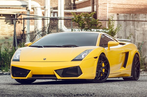 Lamborghini in giallo, vista dei fari anteriori