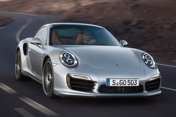 Voiture de Porsche Turbo 911 sur la route