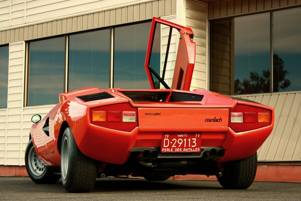 Lamborghini rouge, countach lp400 1974 sur fond de bâtiment