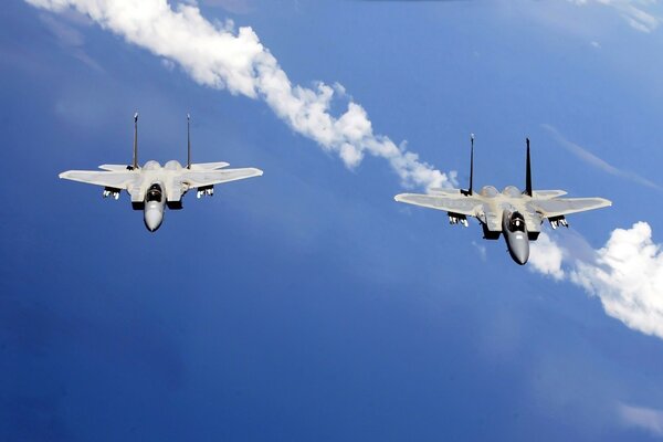Zwei Kampfjets fliegen in den blauen Himmel