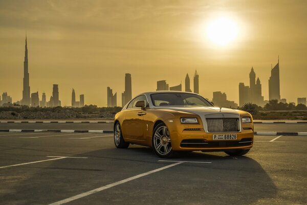 Goldfarbenes Auto auf Hintergrund von Dubai